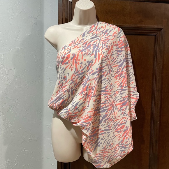 Impeccable, pig-One shoulder Flowy Blouse - Picture 4 of 8